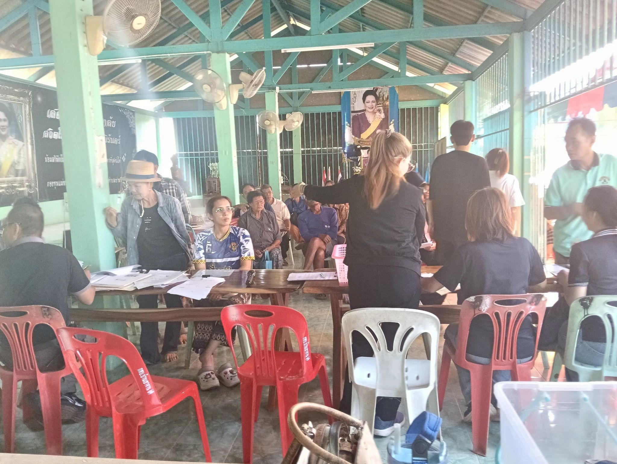 title - วันที่ 1 เมษายน 2569 นายวิทูล ประดิษฐ์บุญ ปฏิรูปที่ดินจังหวัดปราจีนบุรี มอบหมายให้ นายลิขิต ผันผ่อน ผู้อำนวยการกลุ่มกฎหมาย นางสาวปาริชาติ ศรีปราชญ์ ผู้อำนวยการกลุ่มยุทธศาสตร์และการปฏิรูปที่ดิน พร้อมด้วย เจ้าหน้าที่ ส.ป.ก.ปราจีนบุรี ลงพื้นที่ออกศูนย์บริการเคลื่อนที่“Mobile Unit” ณ ตำบลย่านรี อำเภอกบินทร์บุรี จังหวัดปราจีนบุรี